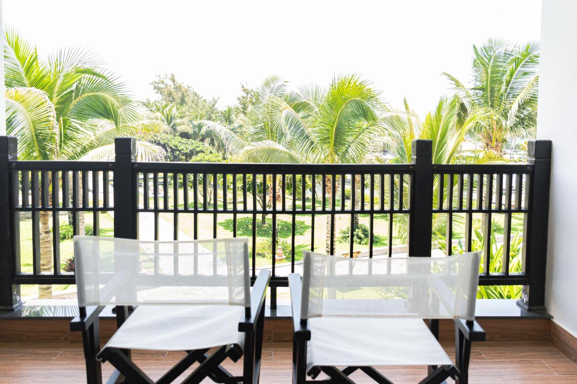 Family Room with Balcony - Garden View